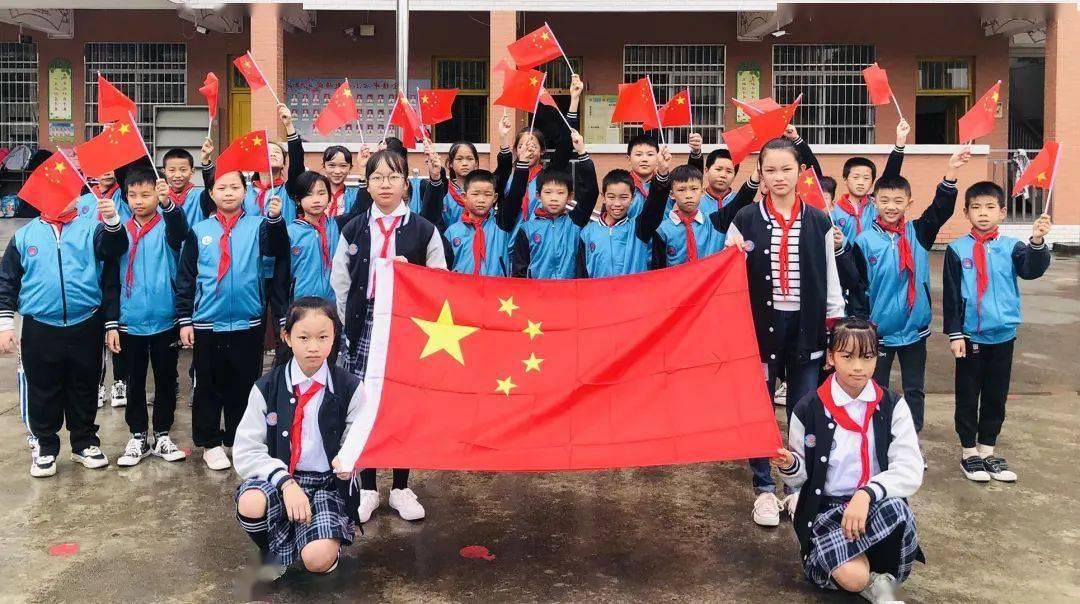 孩子总是不愿意和家长沟通，经常把自己一个人关进房间里，该怎么办？